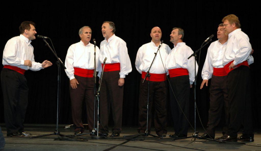 Klapa caught in mid-sing