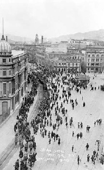 Strike scene, Customhouse Quay, Wellington, 1913